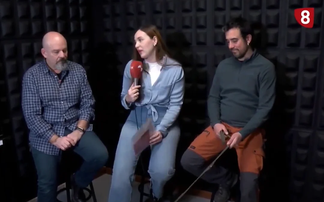 Presentando a Carmen, perra de la asociación animalejos en la 8 de Segovia.